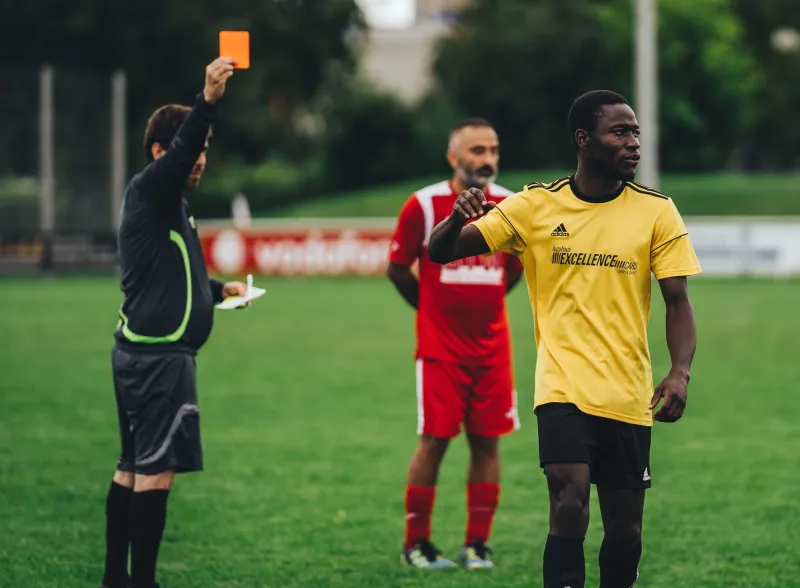 Thẻ Đỏ Không Phải Bàn Thắng: Tại Sao Sportsbooks Phản Ứng Chậm Hơn Và Cách Cược Thủ Khôn Ngoan Kiếm Tiền Từ Khoảng Trống Đó