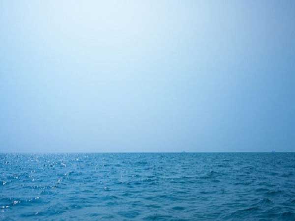 Tại sao nước biển có màu xanh?