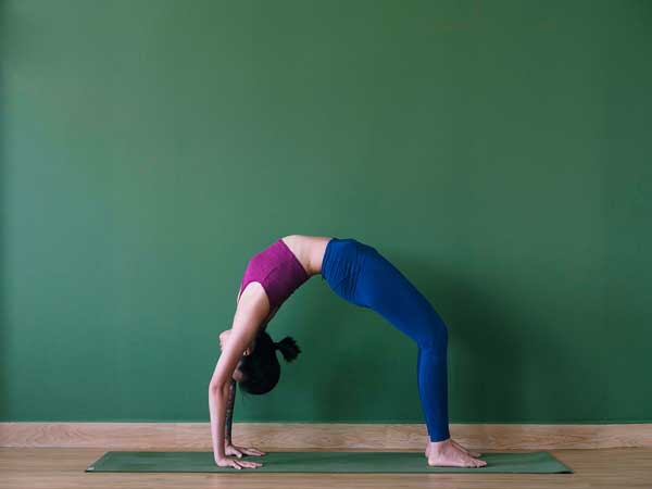 Hướng dẫn cách thực hiện tư thế bánh xe yoga chuẩn xác nhất