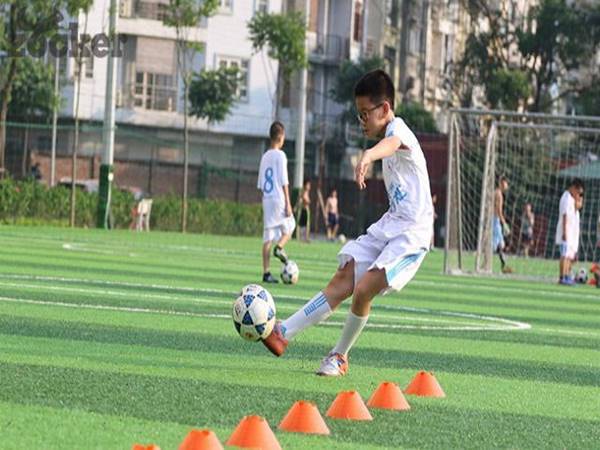 Cách đá bóng bằng lòng bàn chân và những lưu ý