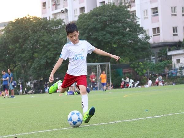 Chia sẻ bí quyết cách sút bóng sân nhân tạo chính xác