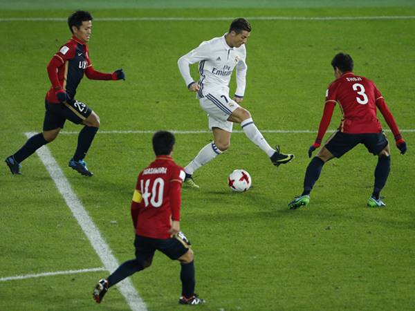 Tổng hợp những cách lừa bóng qua người của Ronaldo