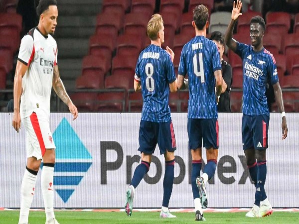 BĐ Anh: Arsenal gục ngã trên chấm 11m vì quy định Singapore