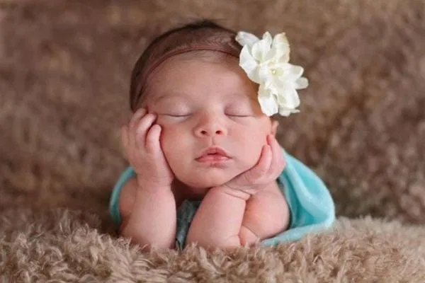 Nằm mơ thấy đẻ con gái là điềm gì, nên mừng hay lo?