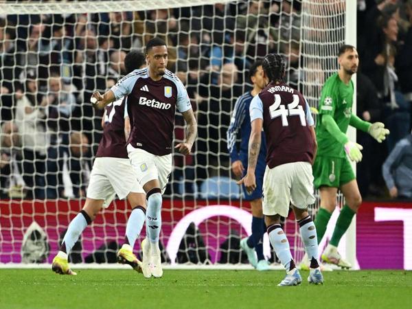 Ezri Konsa hướng tới trận đại chiến với Manchester United